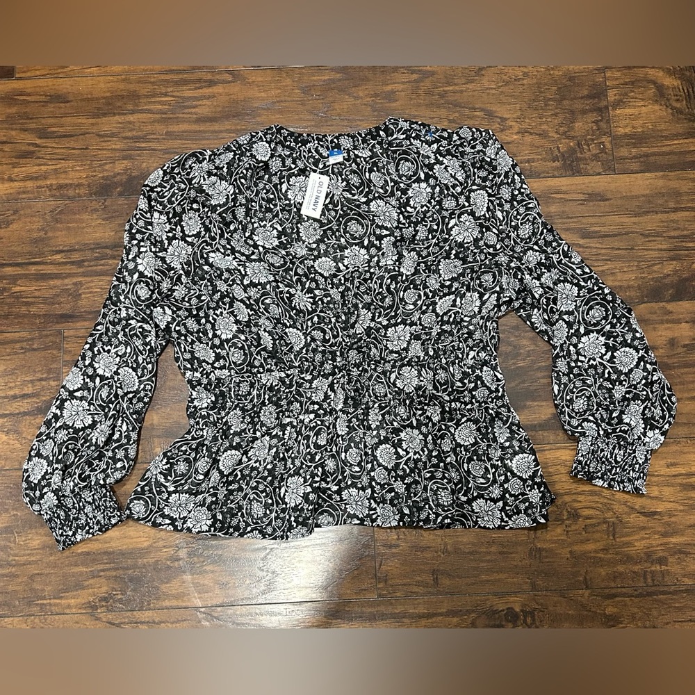 Old Navy XL Floral‎ Black and White Women's Top